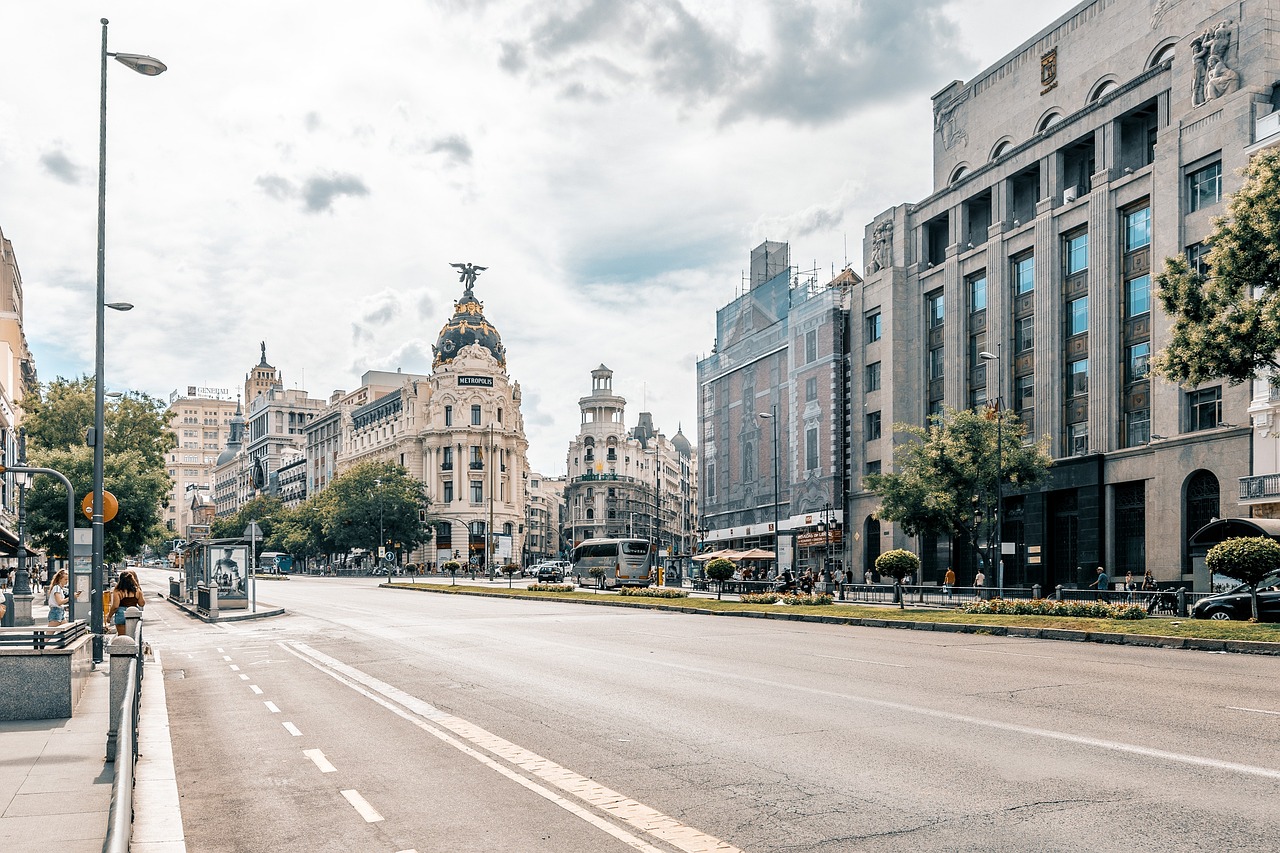 Vista de Madrid desde Banco de España, con el edificio de Metrópolis al fondo.